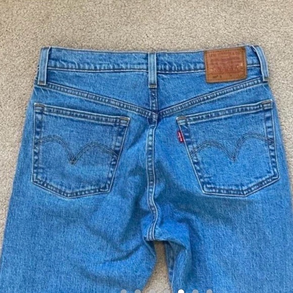 Levi's 501 S skinny big E light wash jeans in size
27. Button snap enclosures. - Picture 4 of 5